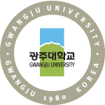 가운데 광주대학교 로고가 있고 베이지색 원형 테두리에 GWANGJU UNIVERSITY GWANGJU 1980 KOREA가 흰색 글씨로 쓰여져 있는 엠블럼.