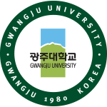 가운데 광주대학교 로고가 있고 짙은녹색 원형 테두리에 GWANGJU UNIVERSITY GWANGJU 1980 KOREA가 흰색 글씨로 쓰여져 있는 엠블럼.