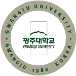 가운데 배경이 투명하고 초록색 선으로 구성된 광주대학교 로고가 있고 짙은녹색 원형 테두리에 GWANGJU UNIVERSITY GWANGJU 1980 KOREA가 짙은녹색 글씨로 쓰여져 있는 엠블럼.
